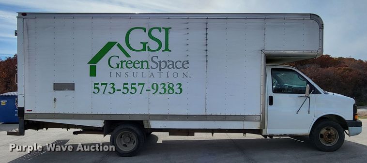 image for item LR9077 2004 Chevrolet Express G3500  box truck