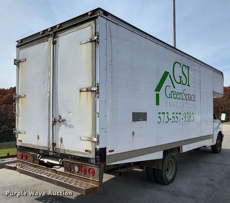 image for item LR9077 2004 Chevrolet Express G3500  box truck