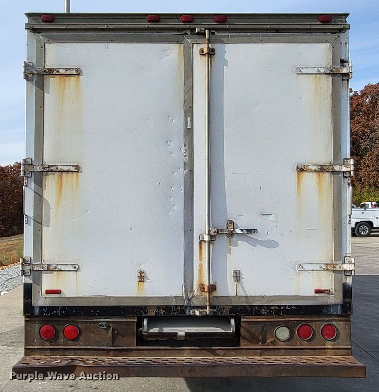 image for item LR9077 2004 Chevrolet Express G3500  box truck