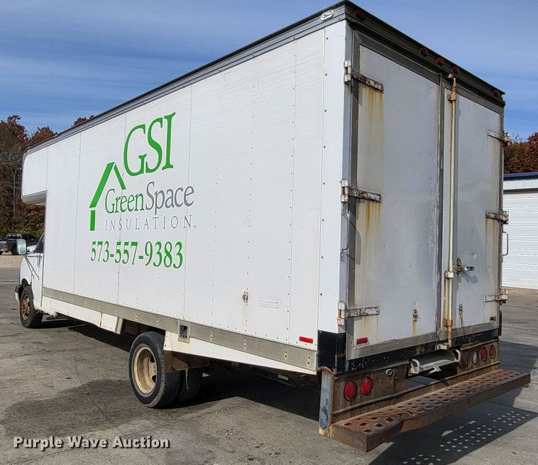 image for item LR9077 2004 Chevrolet Express G3500  box truck