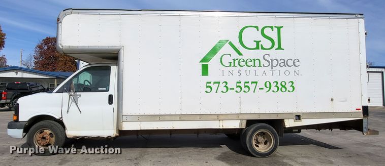 image for item LR9077 2004 Chevrolet Express G3500  box truck