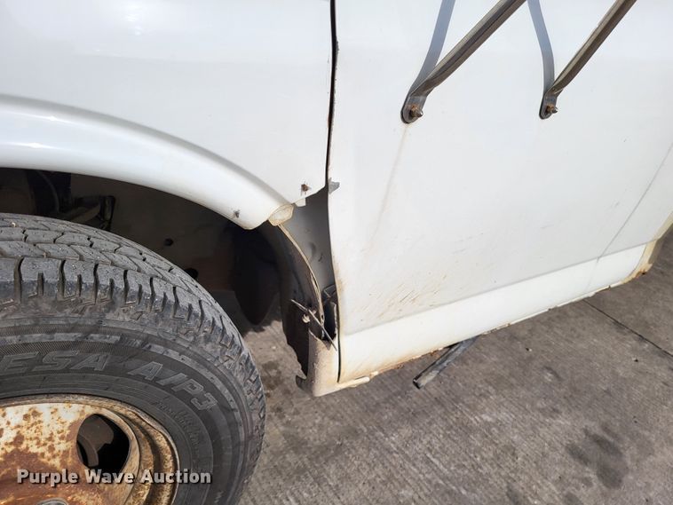 image for item LR9077 2004 Chevrolet Express G3500  box truck