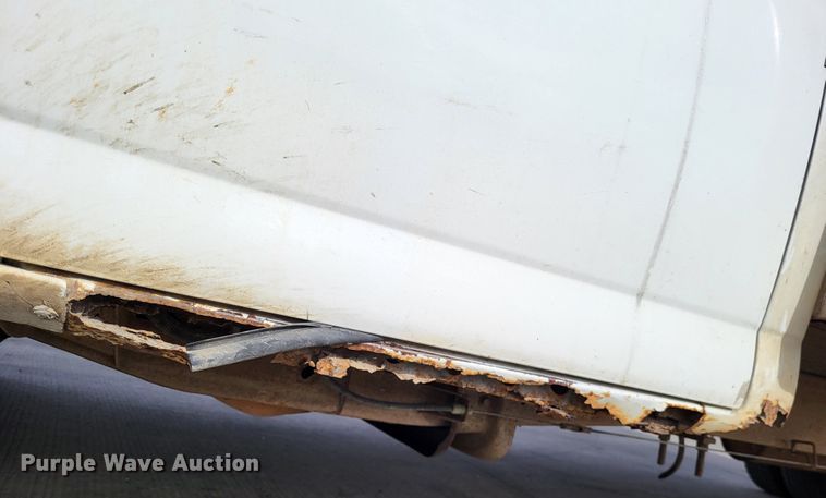 image for item LR9077 2004 Chevrolet Express G3500  box truck