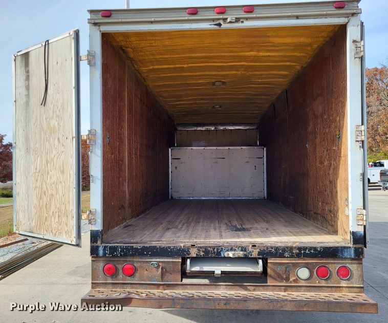 image for item LR9077 2004 Chevrolet Express G3500  box truck