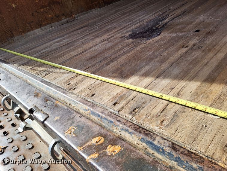 image for item LR9077 2004 Chevrolet Express G3500  box truck