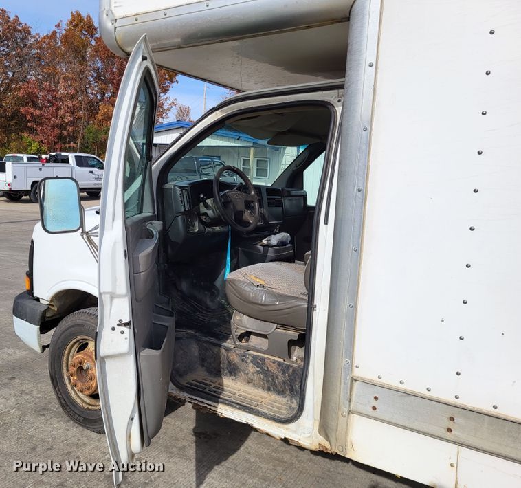 image for item LR9077 2004 Chevrolet Express G3500  box truck