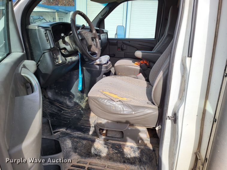 image for item LR9077 2004 Chevrolet Express G3500  box truck