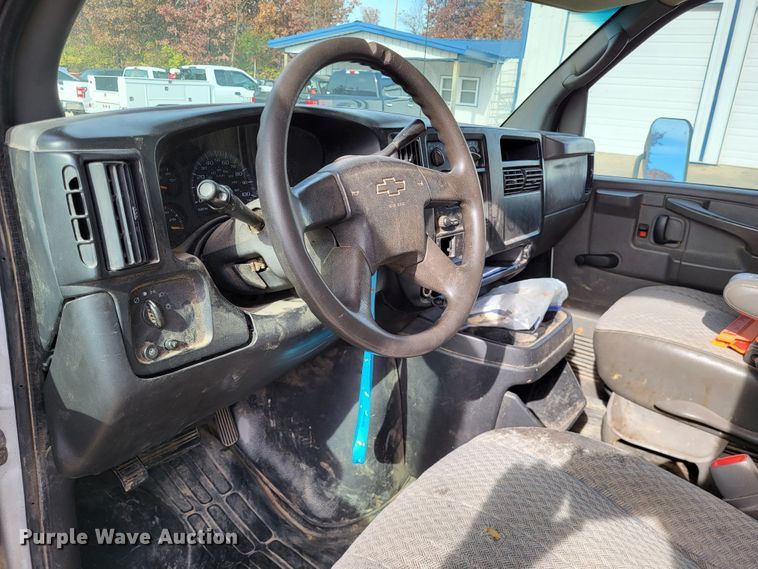 image for item LR9077 2004 Chevrolet Express G3500  box truck