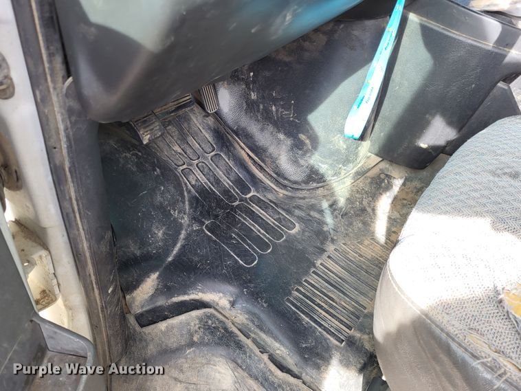 image for item LR9077 2004 Chevrolet Express G3500  box truck