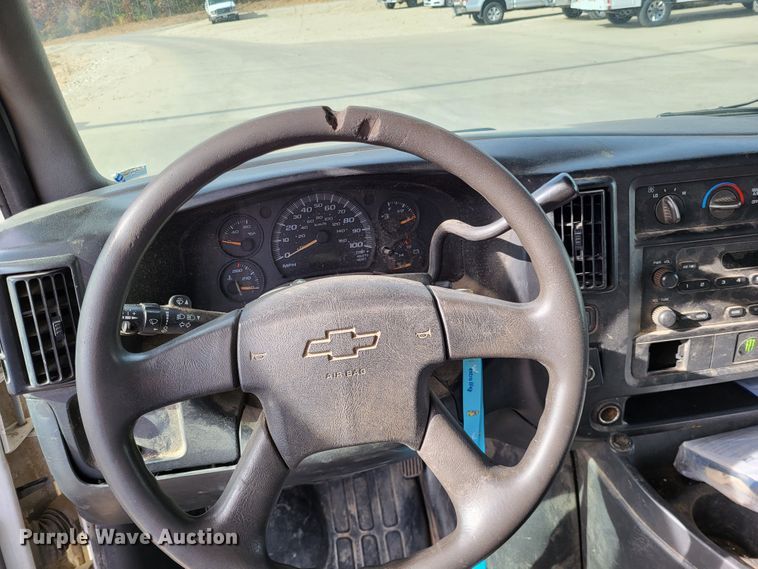 image for item LR9077 2004 Chevrolet Express G3500  box truck