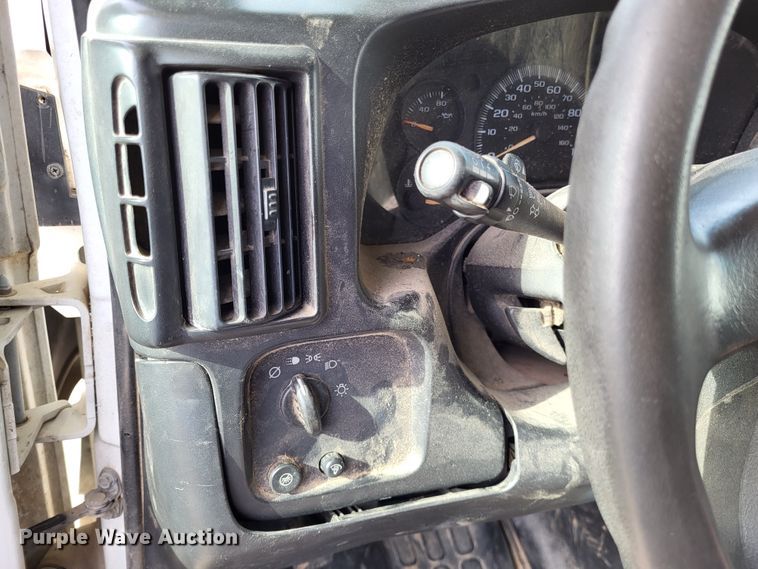 image for item LR9077 2004 Chevrolet Express G3500  box truck