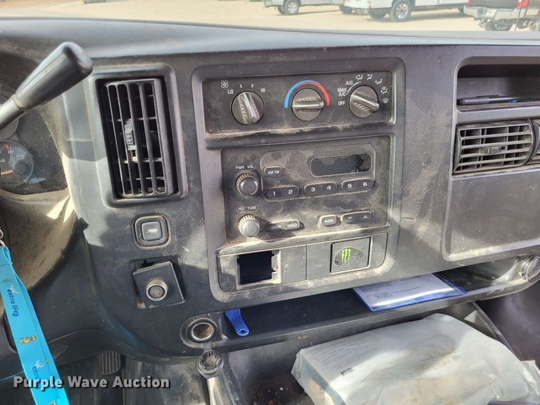 image for item LR9077 2004 Chevrolet Express G3500  box truck