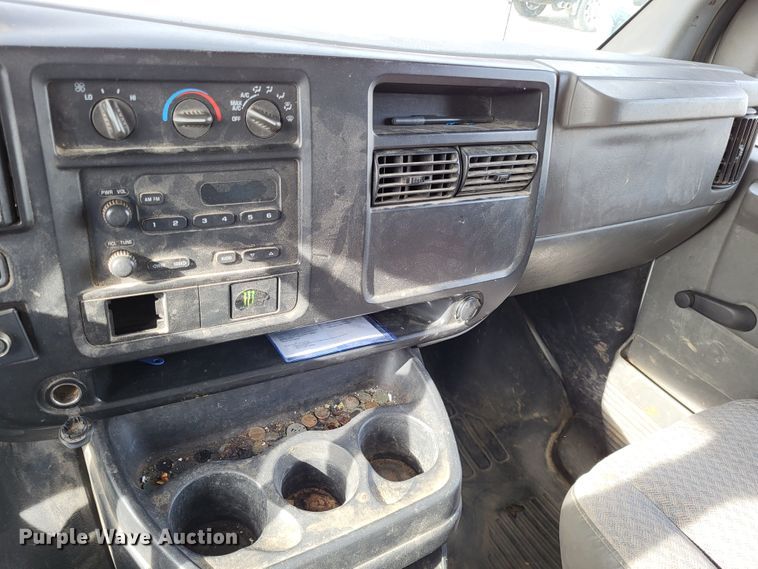 image for item LR9077 2004 Chevrolet Express G3500  box truck