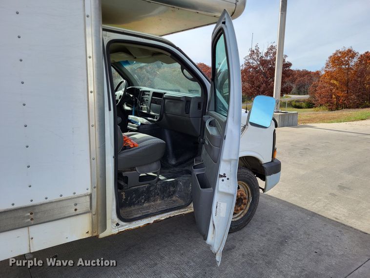 image for item LR9077 2004 Chevrolet Express G3500  box truck