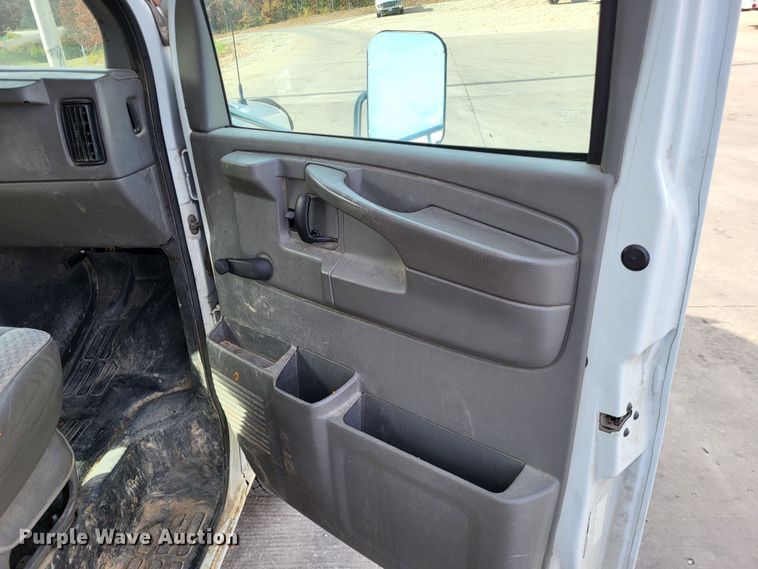 image for item LR9077 2004 Chevrolet Express G3500  box truck