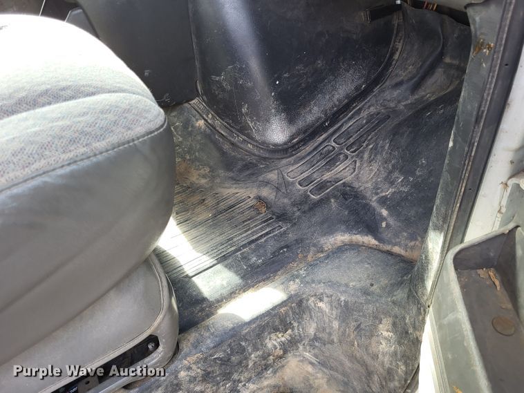 image for item LR9077 2004 Chevrolet Express G3500  box truck