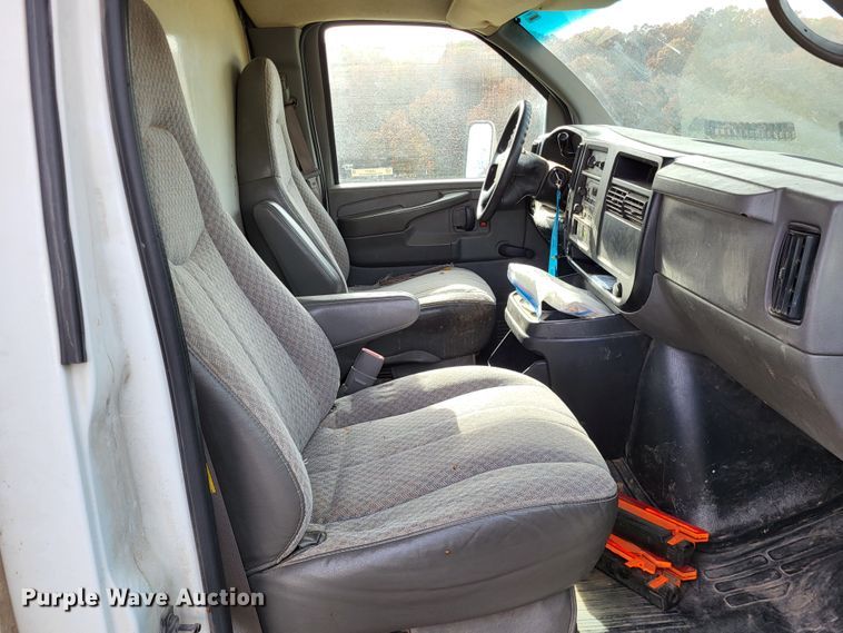 image for item LR9077 2004 Chevrolet Express G3500  box truck