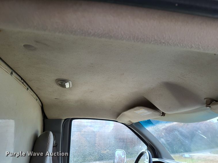 image for item LR9077 2004 Chevrolet Express G3500  box truck