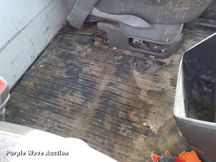 image for item LR9077 2004 Chevrolet Express G3500  box truck