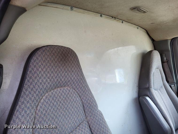 image for item LR9077 2004 Chevrolet Express G3500  box truck
