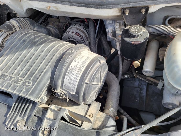 image for item LR9077 2004 Chevrolet Express G3500  box truck