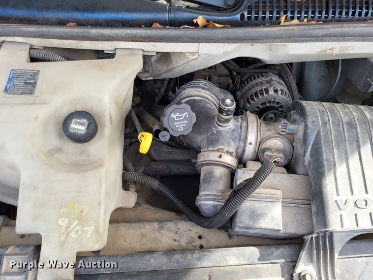 image for item LR9077 2004 Chevrolet Express G3500  box truck