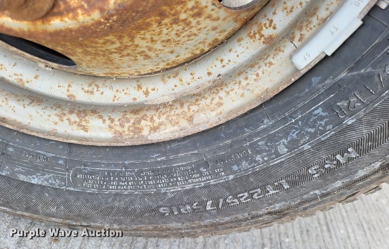 image for item LR9077 2004 Chevrolet Express G3500  box truck