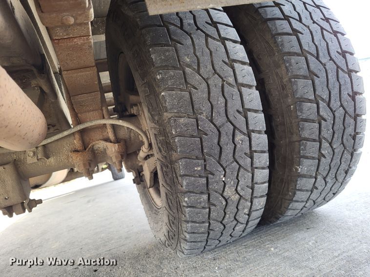 image for item LR9077 2004 Chevrolet Express G3500  box truck