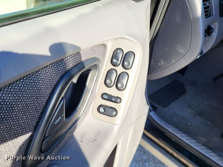 image for item LR9081 2001 Ford Escape XLT  SUV