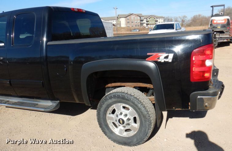 image for item MH9255 2011 Chevrolet Silverado 2500HD LT  Ext. Cab pickup truck