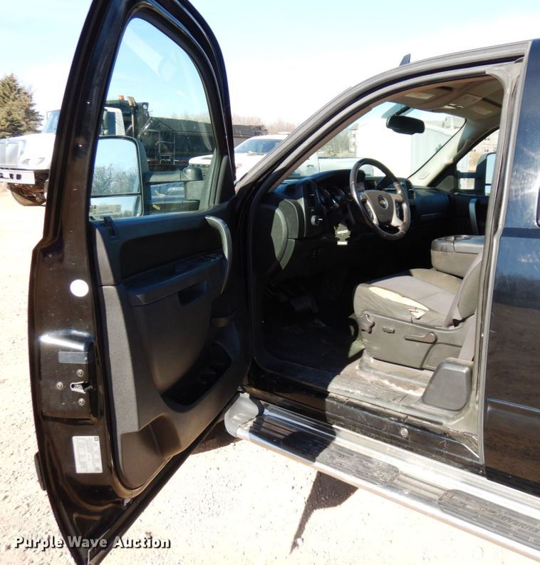 image for item MH9255 2011 Chevrolet Silverado 2500HD LT  Ext. Cab pickup truck