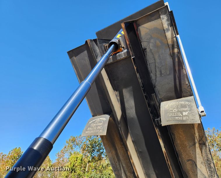 image for item MK9449 2007 Peterbilt 357  dump truck