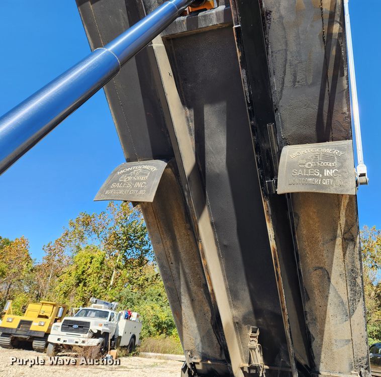 image for item MK9449 2007 Peterbilt 357  dump truck