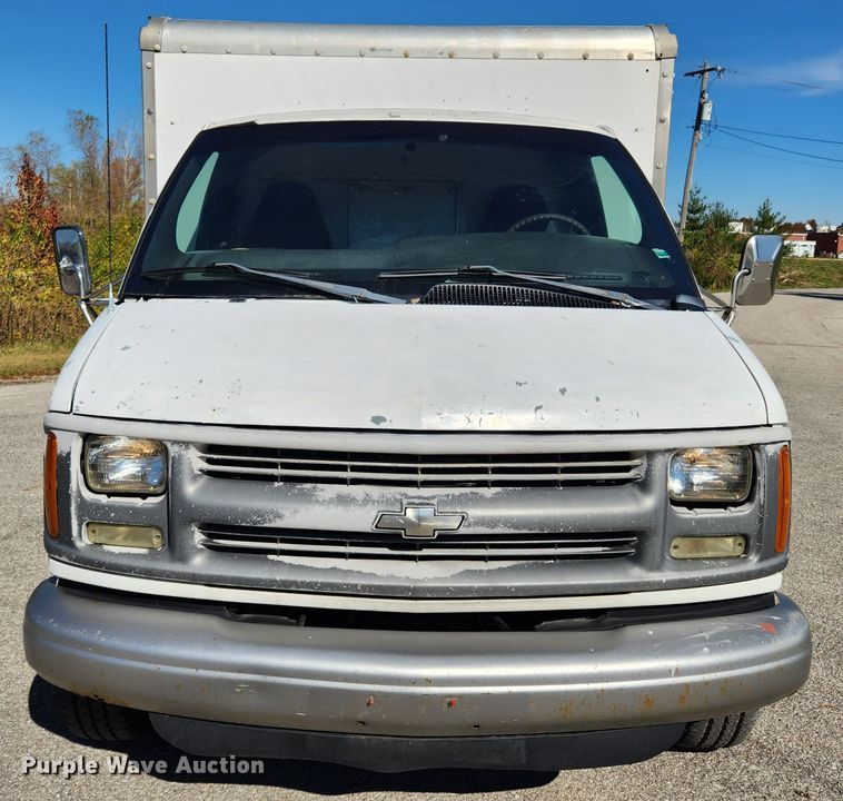 image for item MK9500 2002 Chevrolet Express G3500  box truck