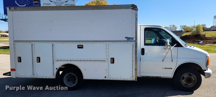 image for item MK9500 2002 Chevrolet Express G3500  box truck