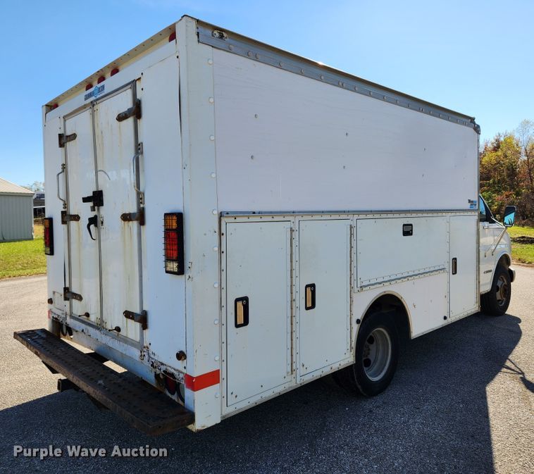 image for item MK9500 2002 Chevrolet Express G3500  box truck