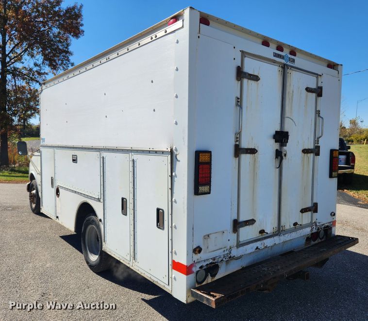 image for item MK9500 2002 Chevrolet Express G3500  box truck