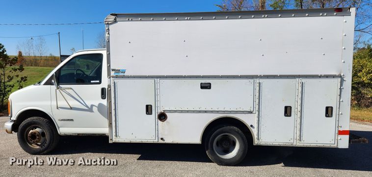 image for item MK9500 2002 Chevrolet Express G3500  box truck