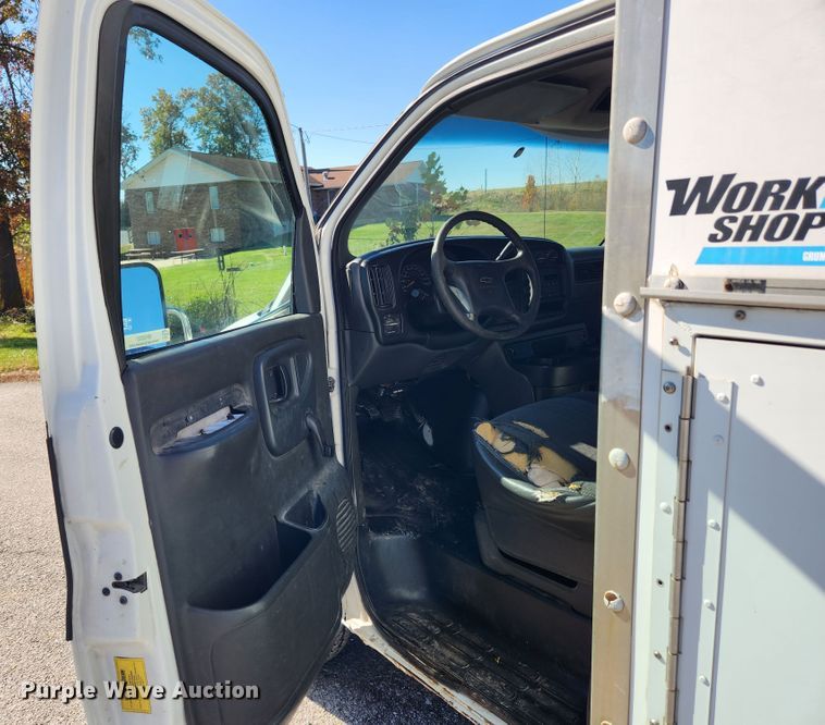 image for item MK9500 2002 Chevrolet Express G3500  box truck