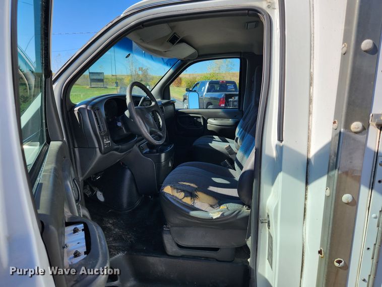 image for item MK9500 2002 Chevrolet Express G3500  box truck