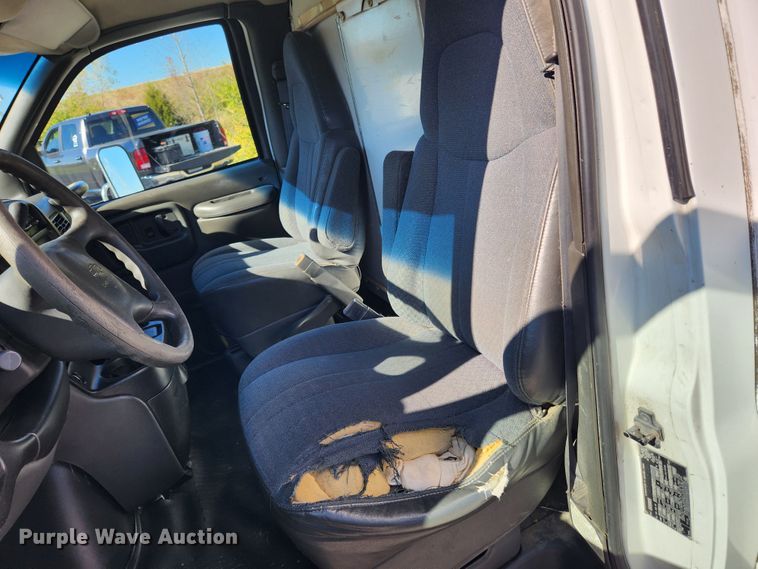 image for item MK9500 2002 Chevrolet Express G3500  box truck