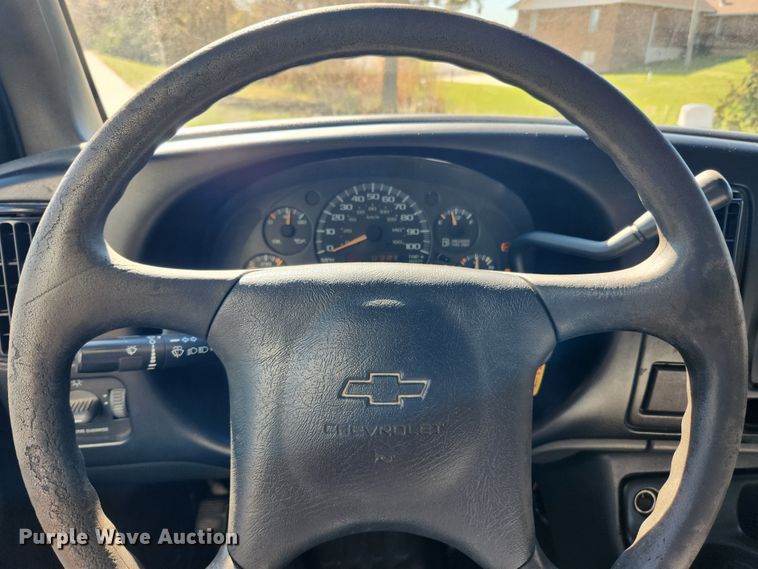 image for item MK9500 2002 Chevrolet Express G3500  box truck