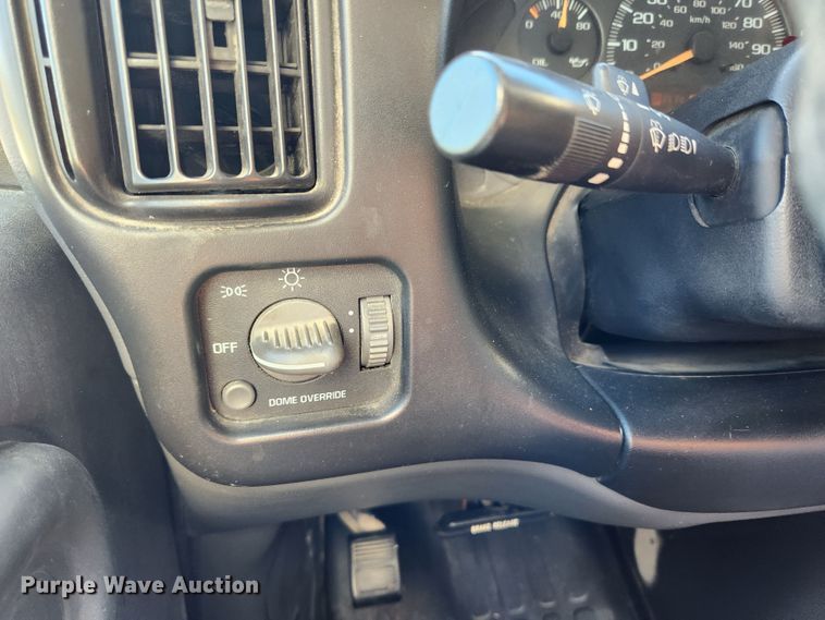 image for item MK9500 2002 Chevrolet Express G3500  box truck