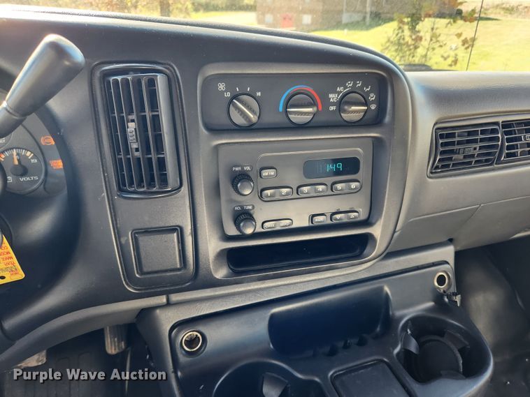 image for item MK9500 2002 Chevrolet Express G3500  box truck