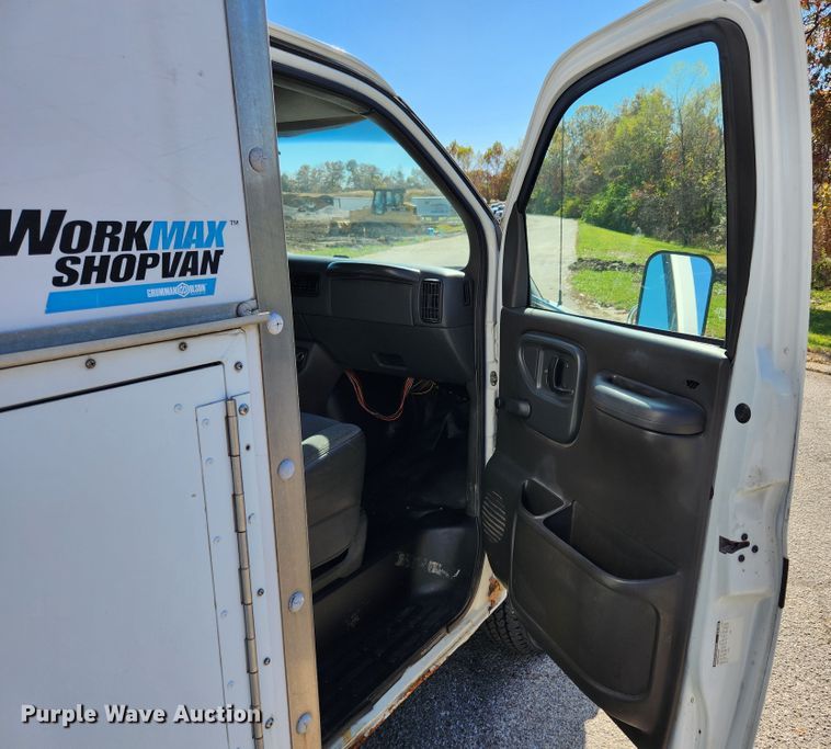 image for item MK9500 2002 Chevrolet Express G3500  box truck