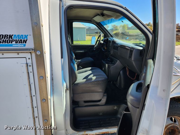 image for item MK9500 2002 Chevrolet Express G3500  box truck