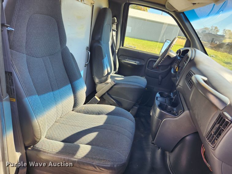 image for item MK9500 2002 Chevrolet Express G3500  box truck