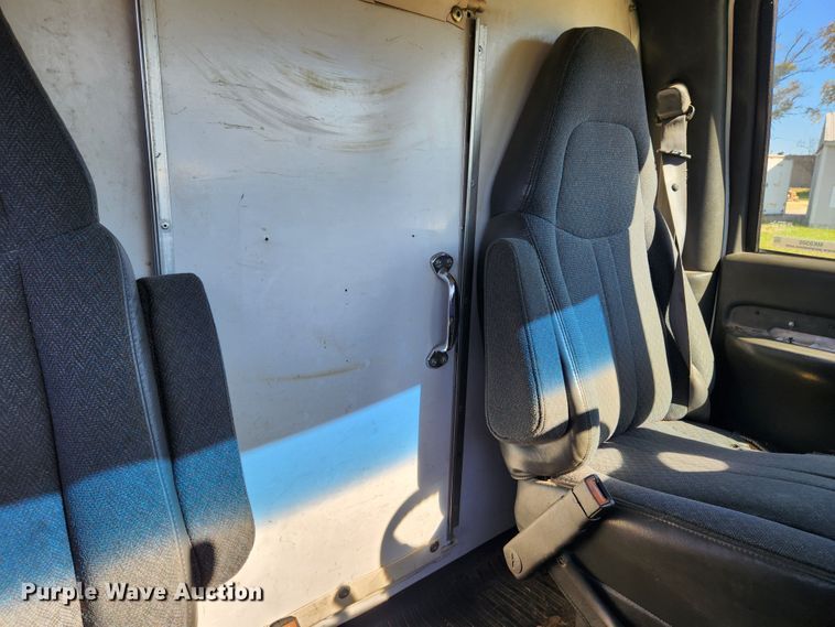 image for item MK9500 2002 Chevrolet Express G3500  box truck