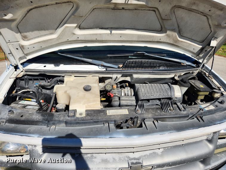 image for item MK9500 2002 Chevrolet Express G3500  box truck