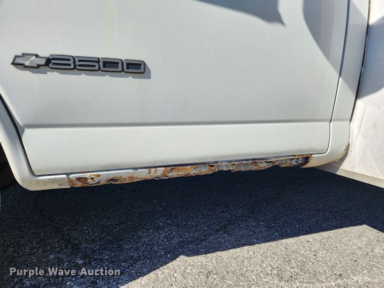 image for item MK9500 2002 Chevrolet Express G3500  box truck